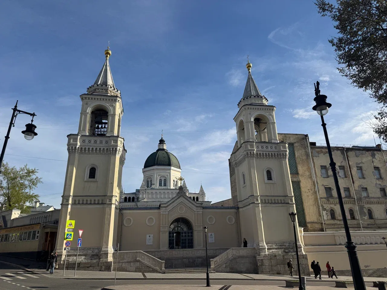 Сад и крест у Иоанно-Предтеченского монастыря